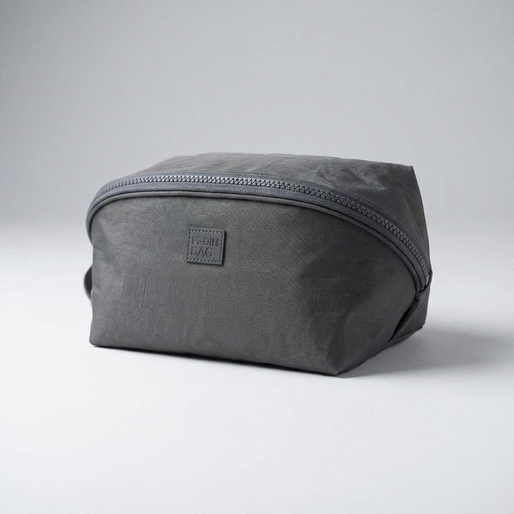 Kompakt rejsetoilettaskeorganizer i vasket nylon med bred åbning