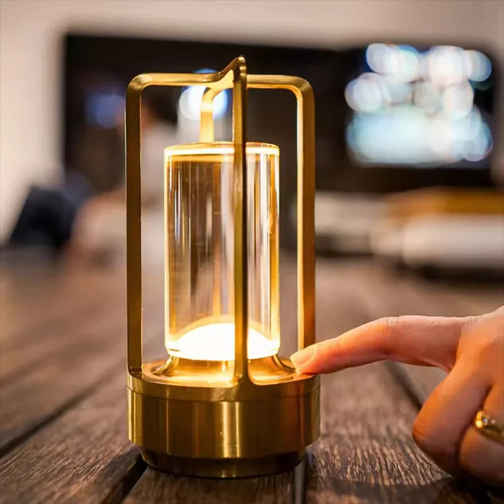 Moderne Tischlampe mit zylindrischem Metallrahmen und Touch-Steuerung