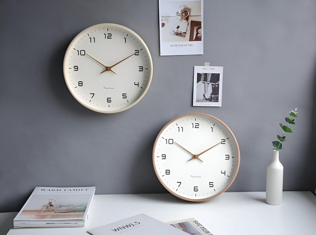 Nordisk minimalistisk vægur med træramme og lydløst kvartsværk