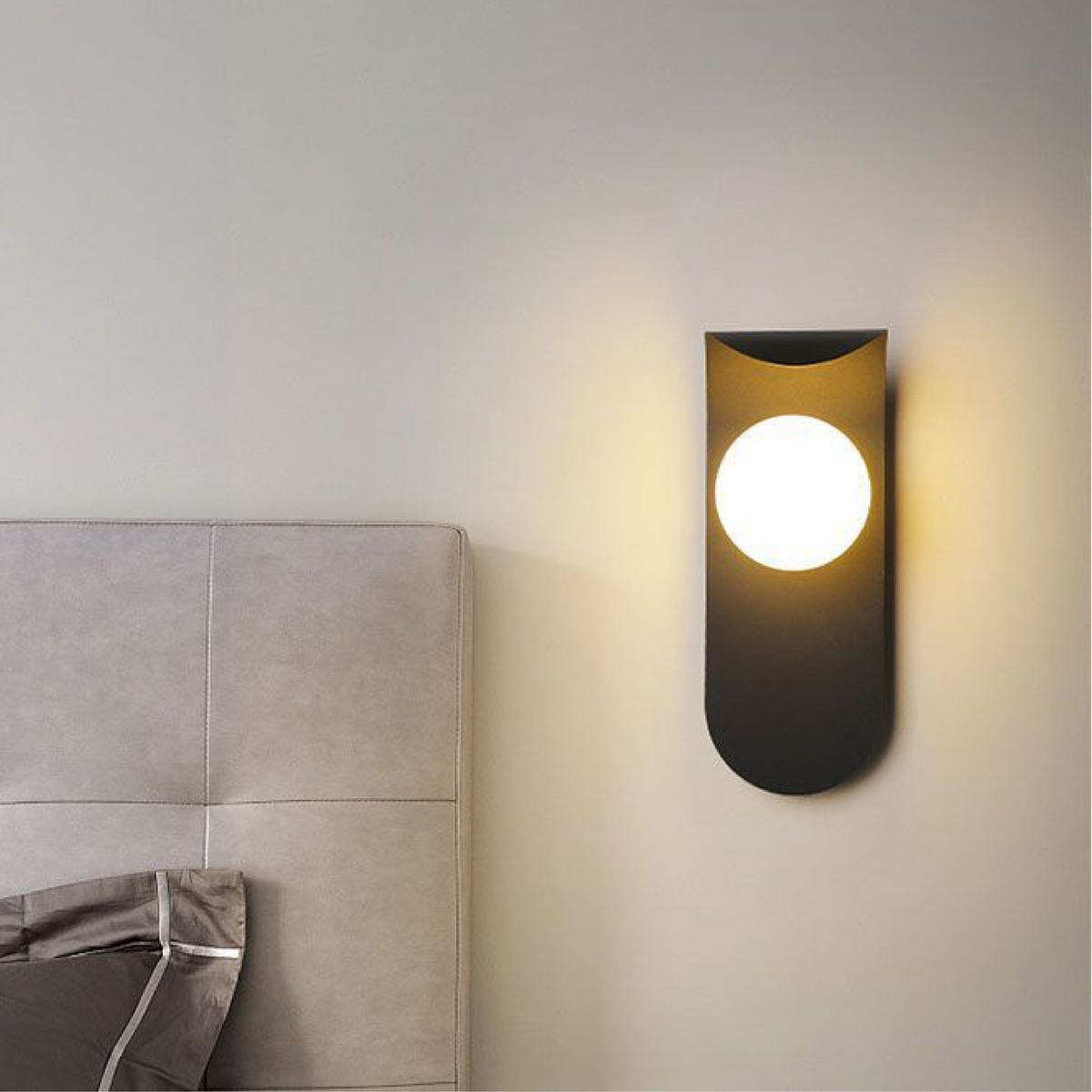 Nordische minimalistische Wandleuchte mit gebogenem Paneel, mattierter Glaskugel und Orb-Design