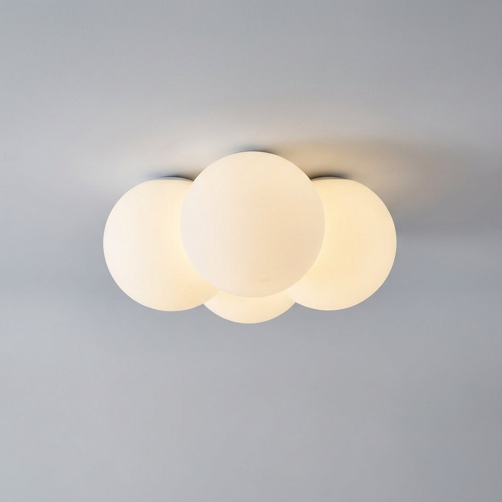 Skulpturel loftslampe med skyform, lav profil og diffust lys