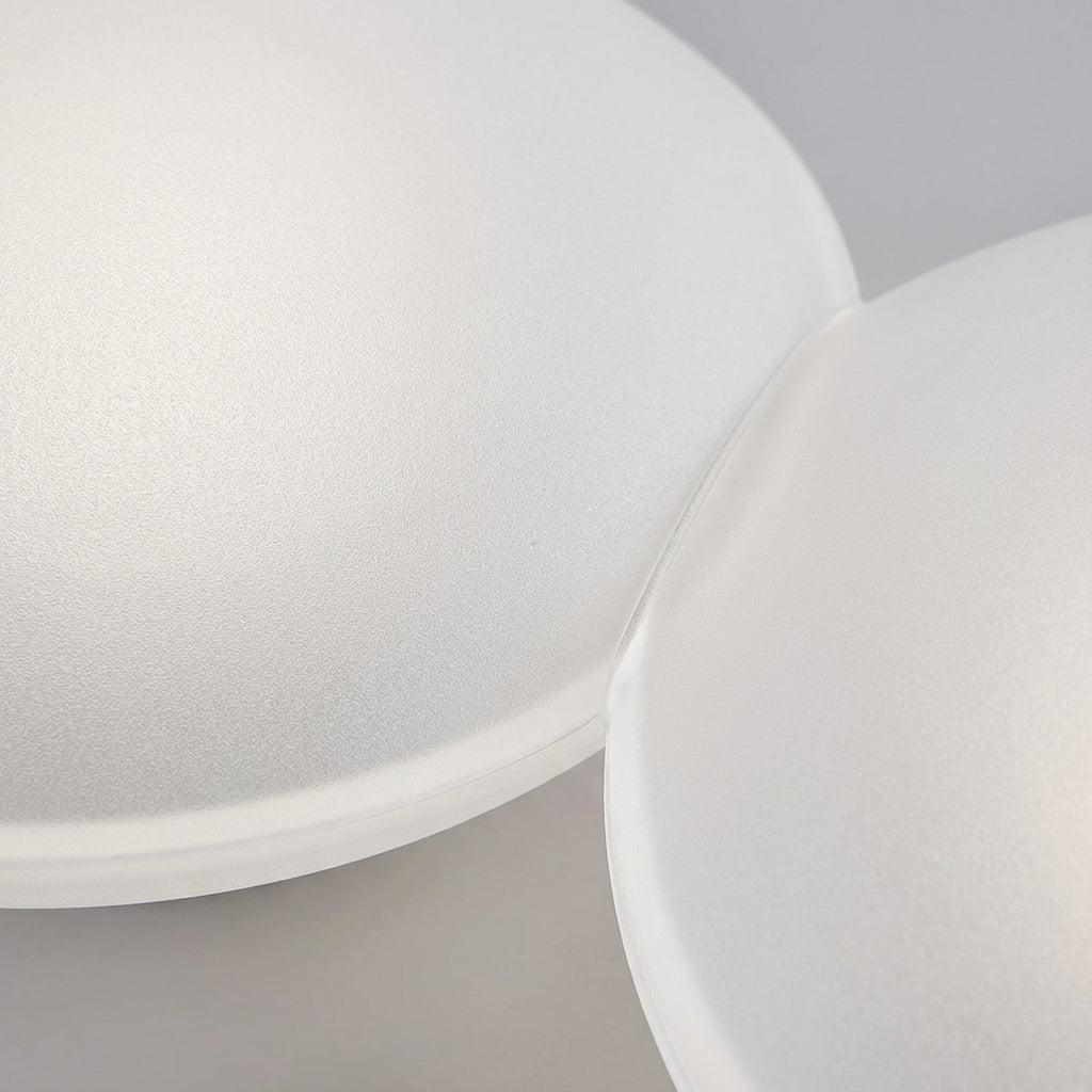 Skulpturel loftslampe med skyform, lav profil og diffust lys