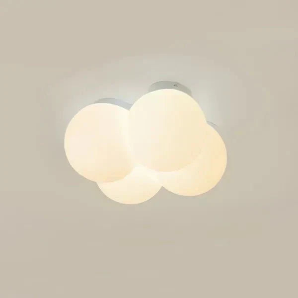 Skulpturel loftslampe med skyform, lav profil og diffust lys