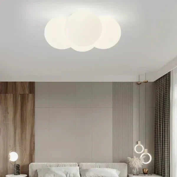 Skulpturel loftslampe med skyform, lav profil og diffust lys