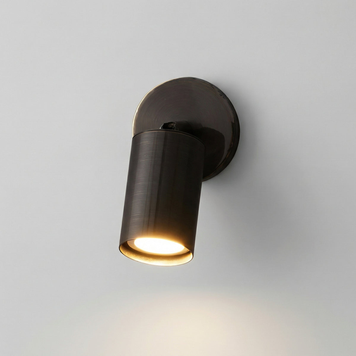 Minimalistische zylindrische Wandleuchte aus Metall mit flachem Profil