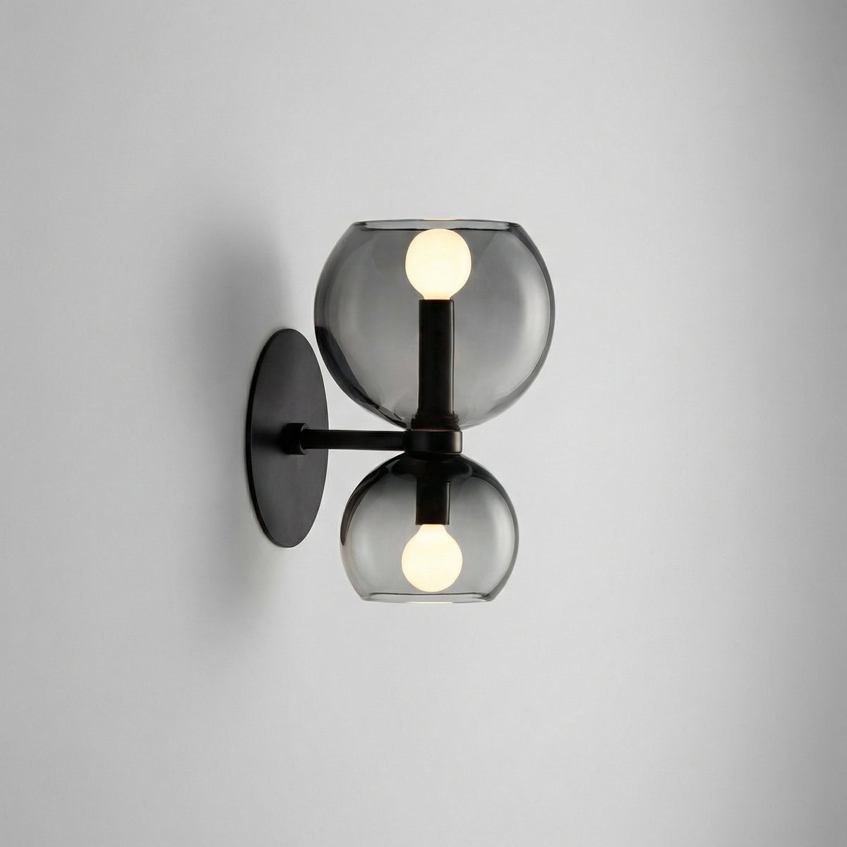 Minimalistische Metall-Wandleuchte mit doppeltem Kugellicht