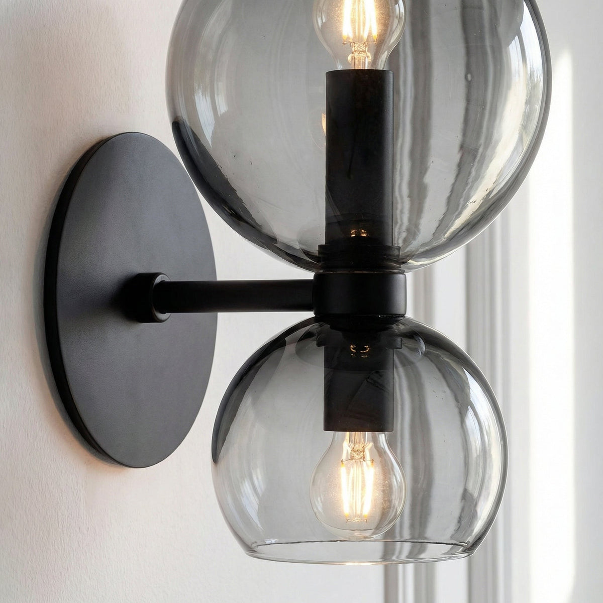 Minimalistische Metall-Wandleuchte mit doppeltem Kugellicht
