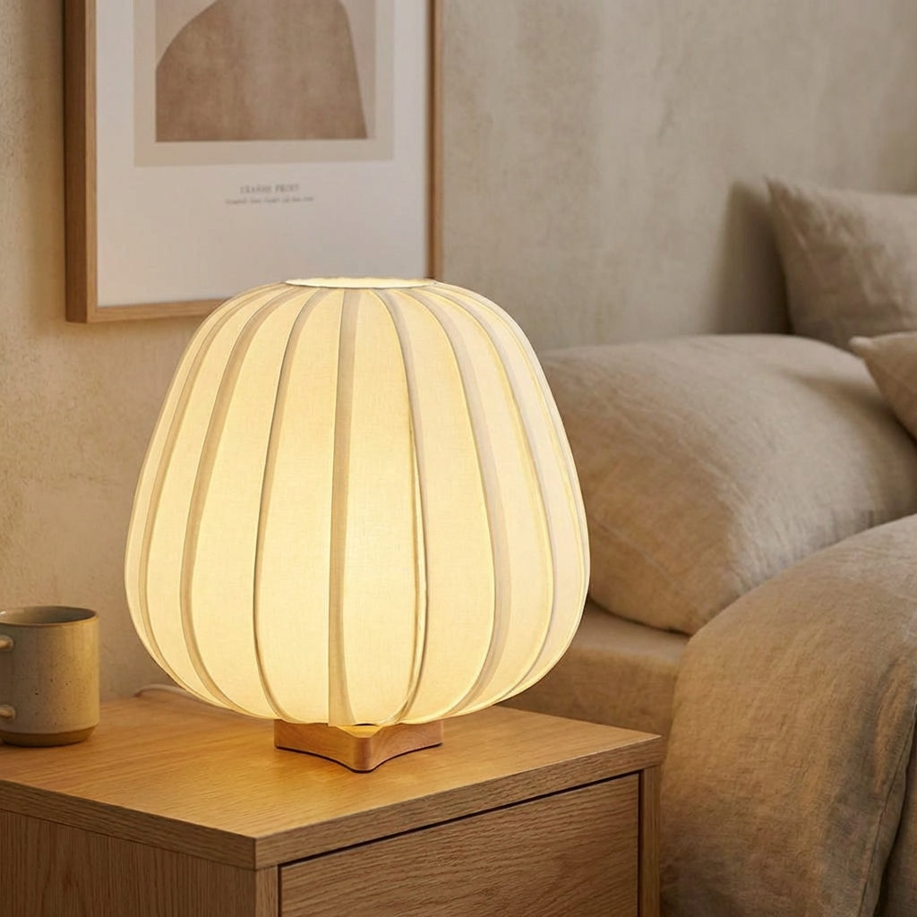 Minimalistische Nachttischlampe mit Bambusfuß und Stoffschirm