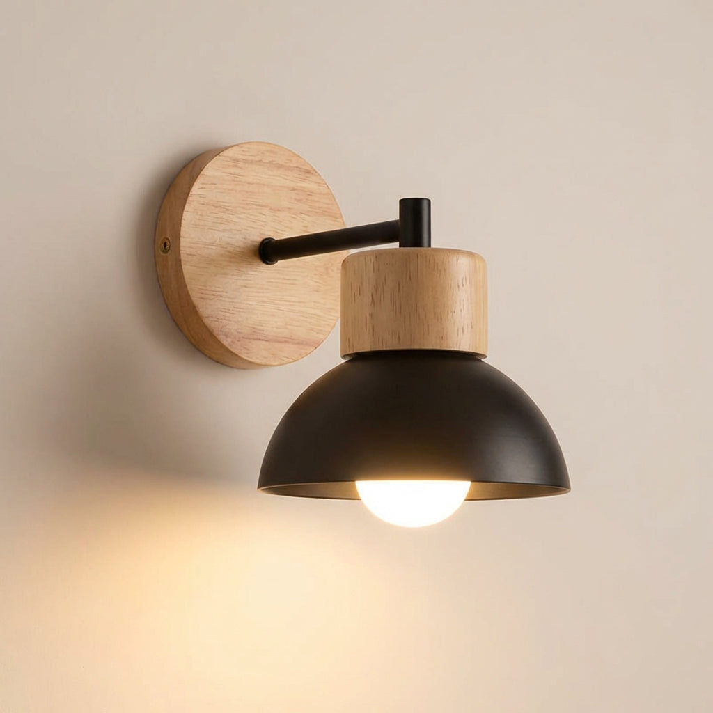 Minimalistische Wandleuchte mit Holzakzent und mattem Metallschirm