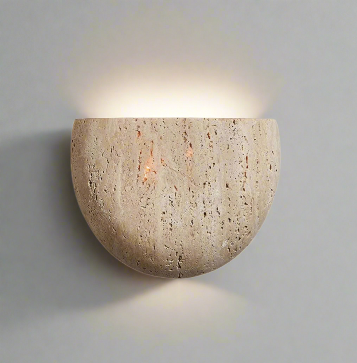 Minimalistische Wandleuchte in halbrunder Schalenform mit strukturierter Putzoberfläche