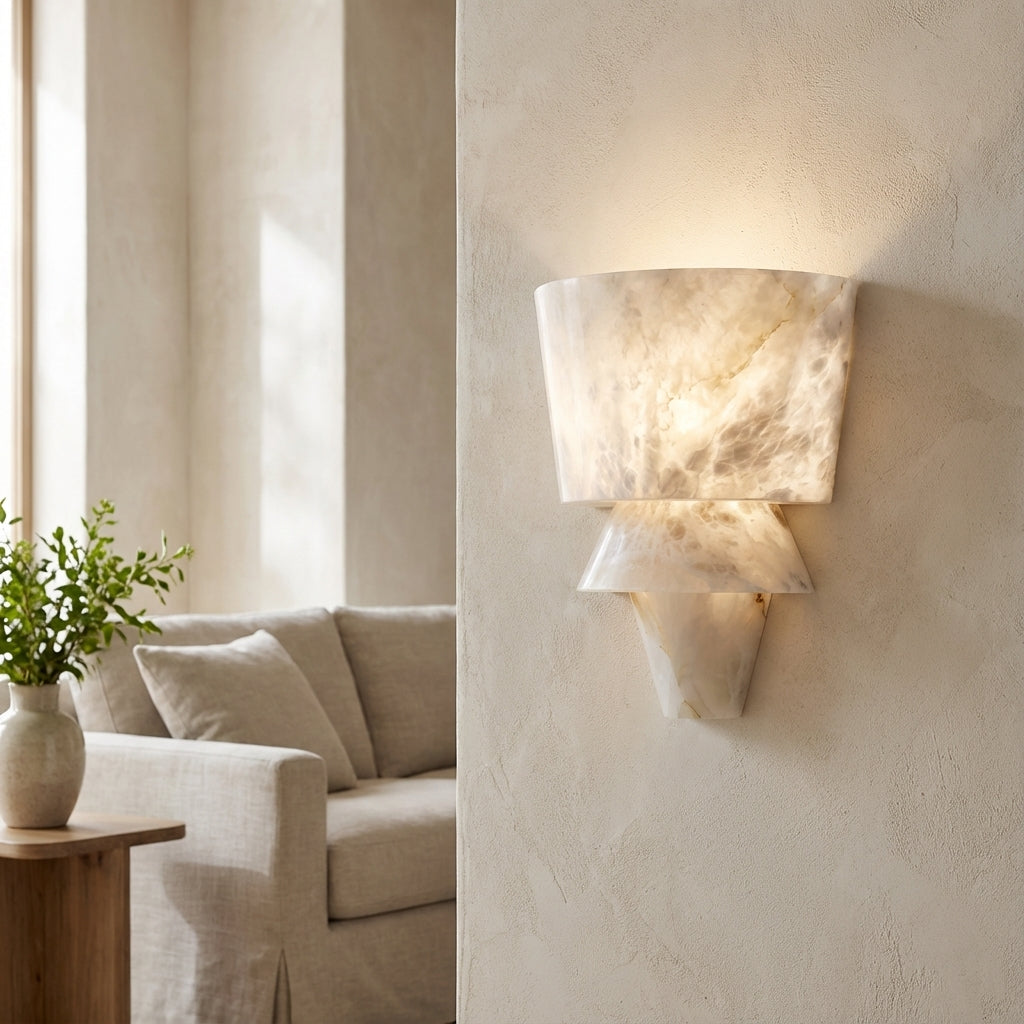 Skulpturale minimalistische Wandleuchte aus Natursteinoptik mit indirektem Licht