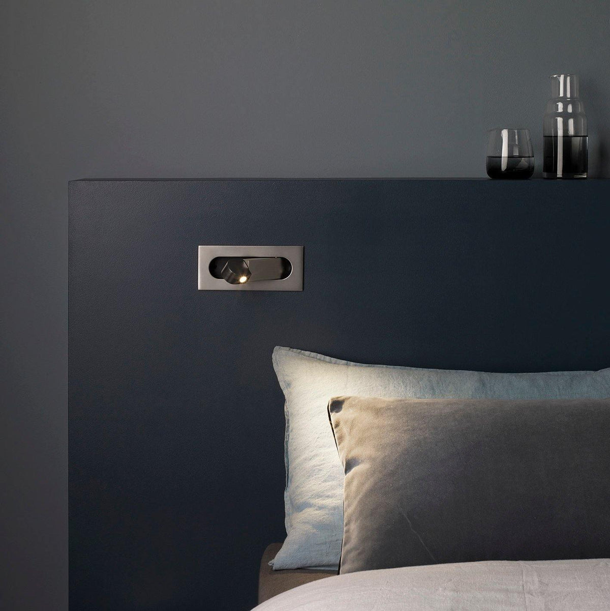 Minimalistische, klappbare Wandleuchte aus Aluminium mit verstellbarem Arm zum Lesen