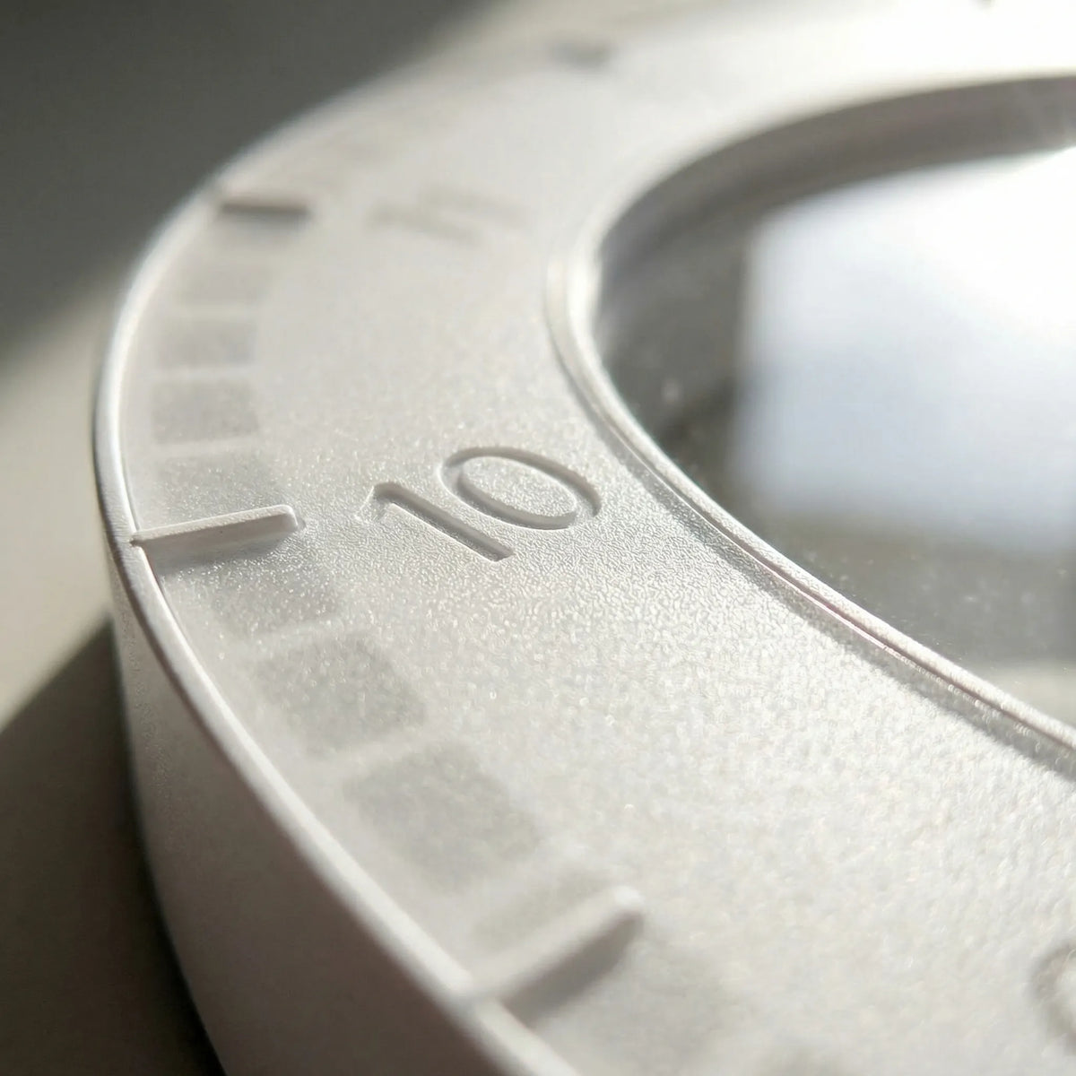 Schlanke digitale Wanduhr mit kreisförmiger Ringanzeige und Dimmer