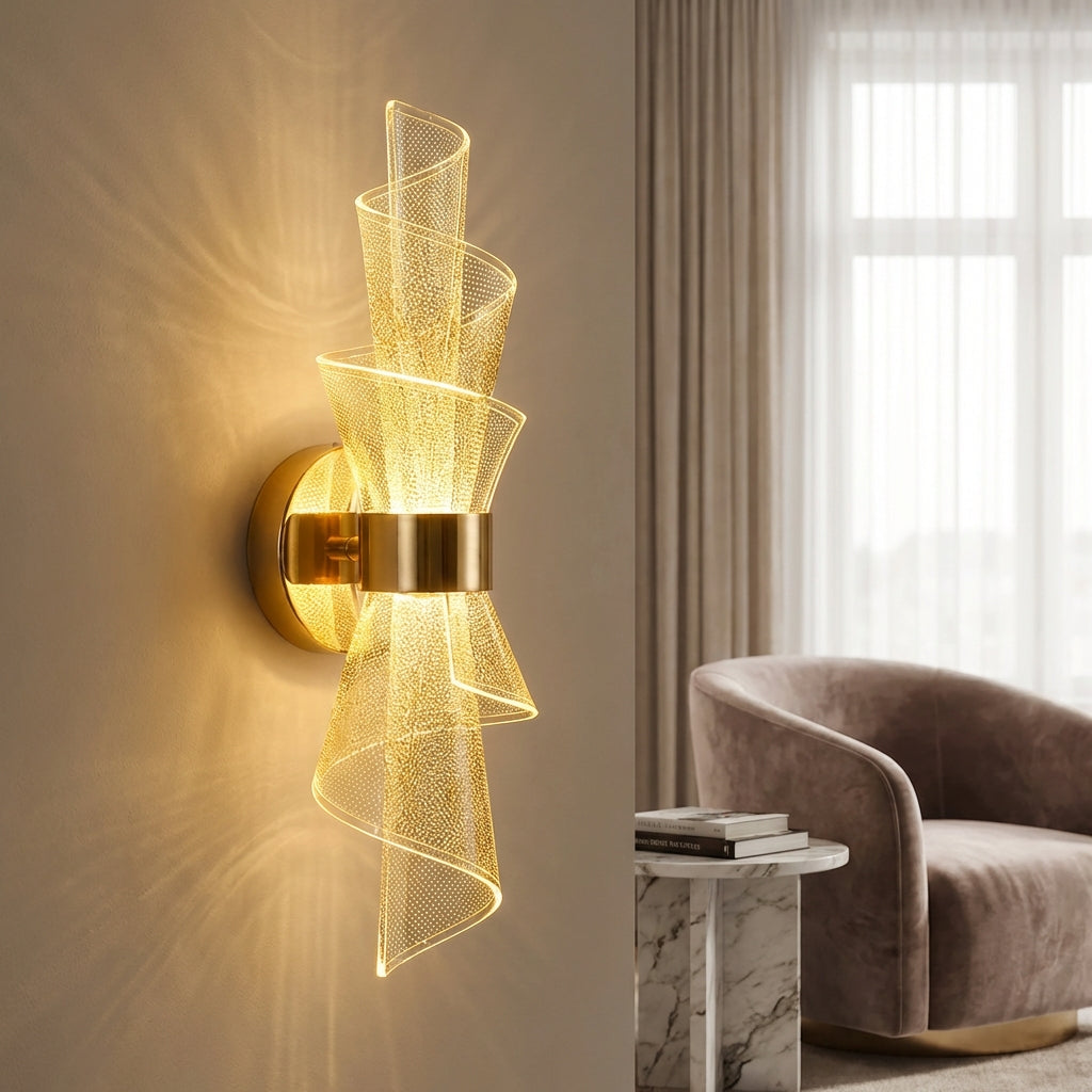 Skulpturale Wandleuchte mit geschwungenem Acryl-Diffusor und polierter Metallhalterung