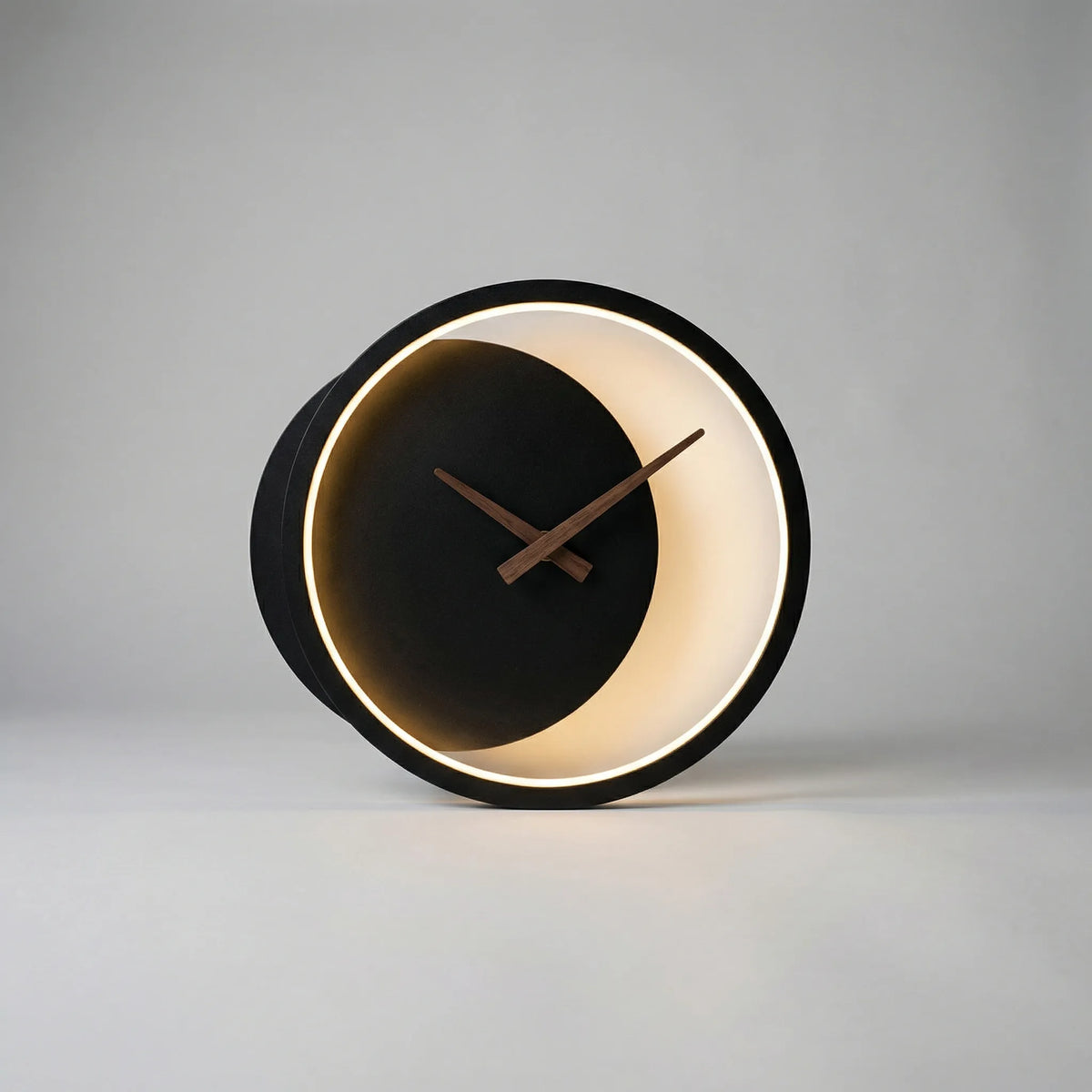 Minimalistische beleuchtete Wanduhr zur Wandmontage mit stimmungsvollem Licht