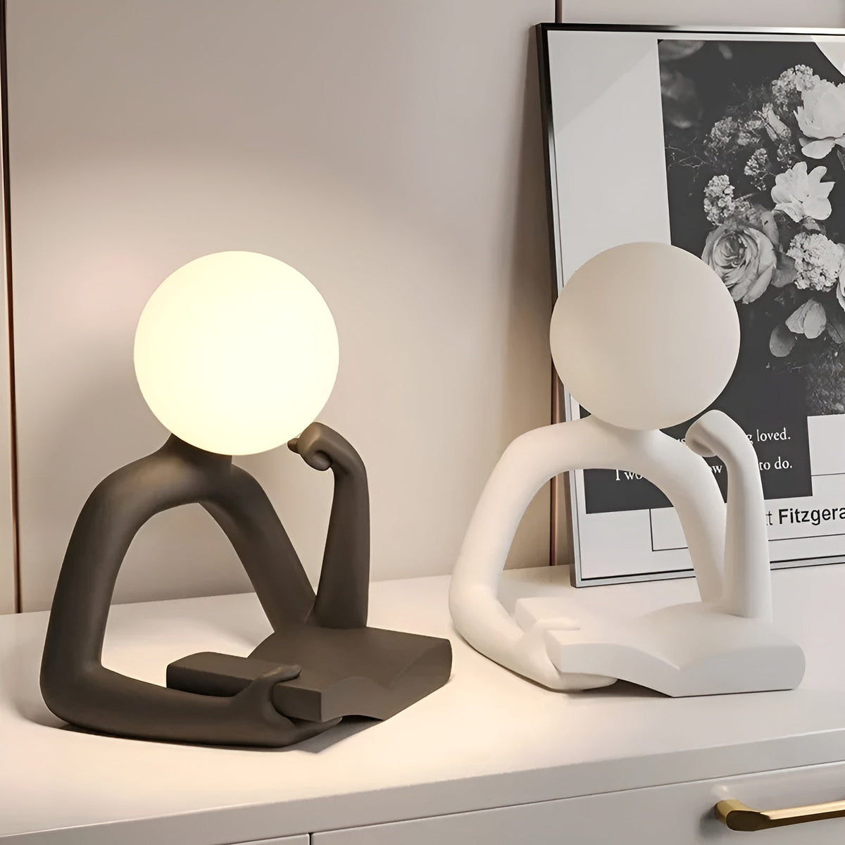 Kompakte skulpturale Tischlampe aus Kunstharz mit abstraktem Design und stimmungsvollem Licht