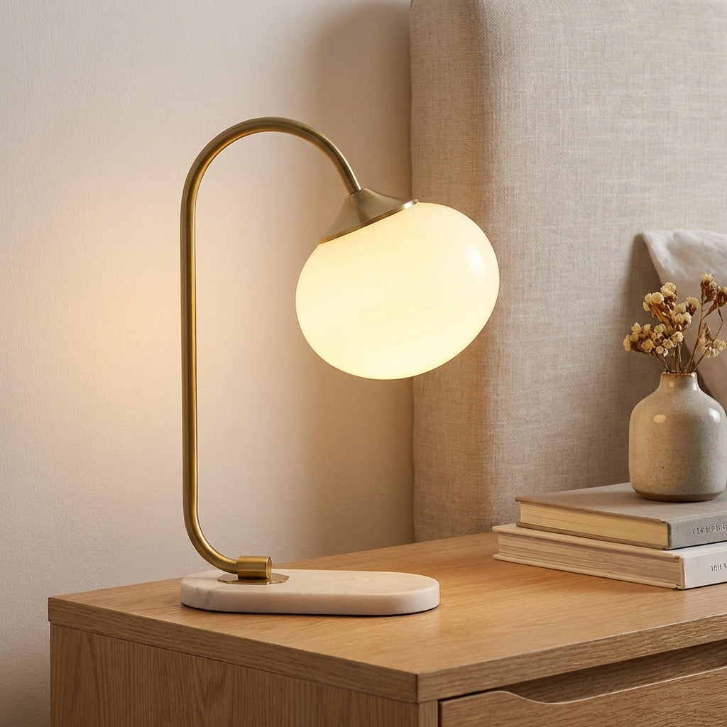 Tischlampe mit abgerundetem Glasschirm und gebogenem Metallstiel