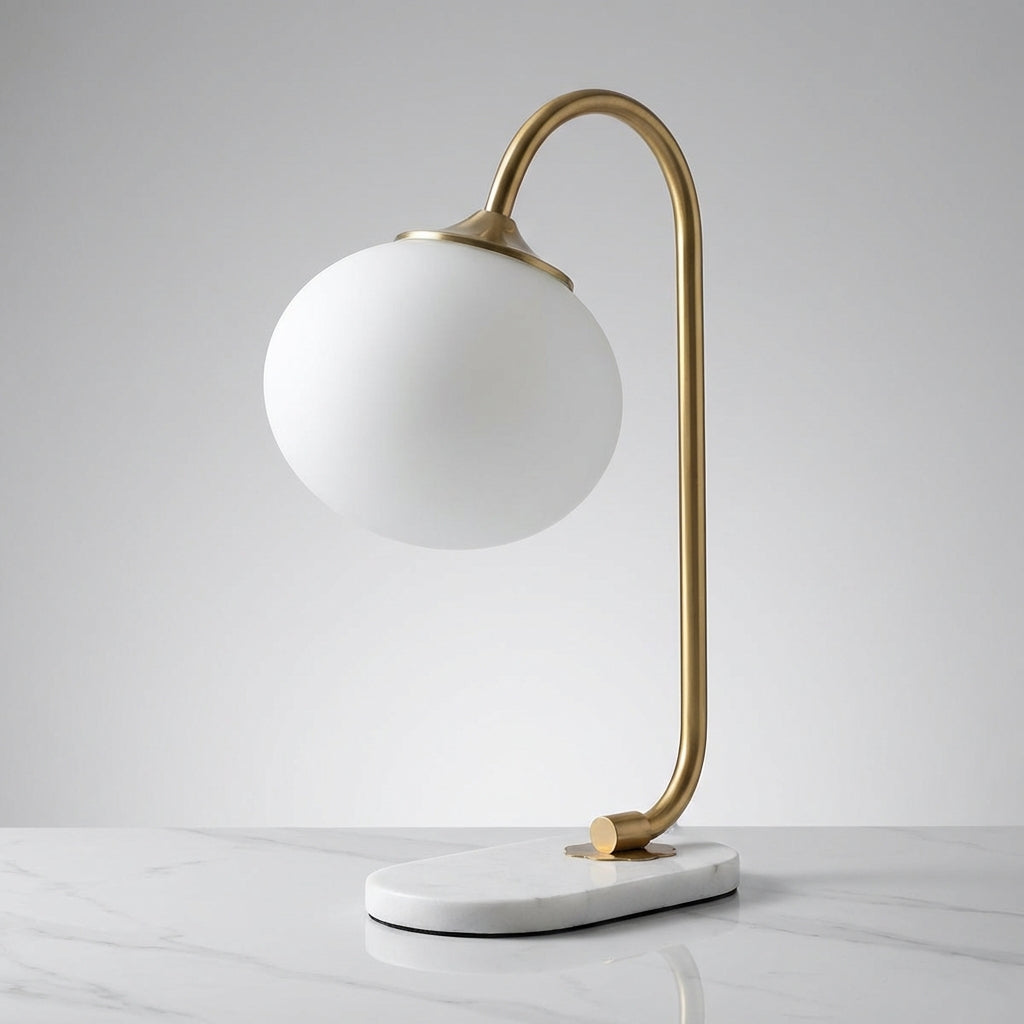 Tischlampe mit abgerundetem Glasschirm und gebogenem Metallstiel