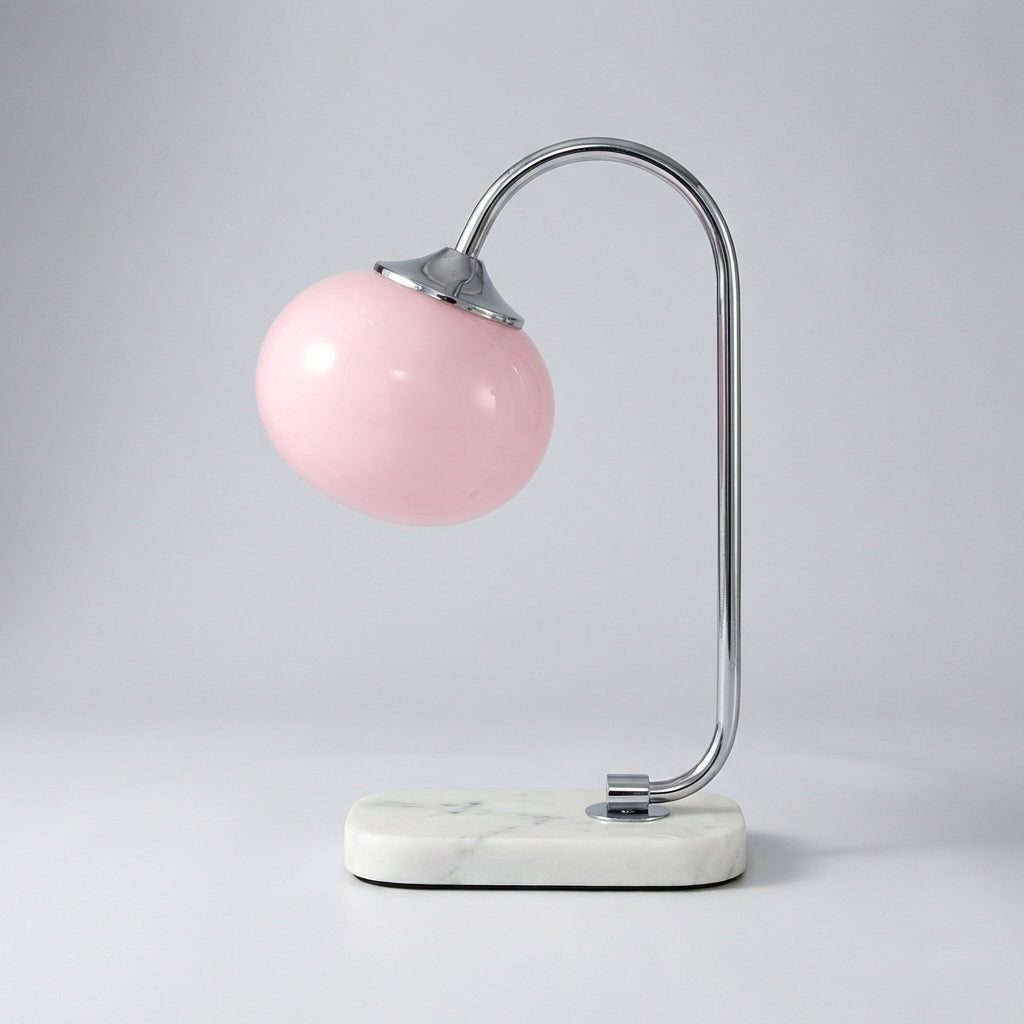 Tischlampe mit abgerundetem Glasschirm und gebogenem Metallstiel