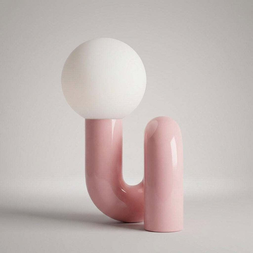 Skulpturel bordlampe med resinbase og kugle i matteret glas