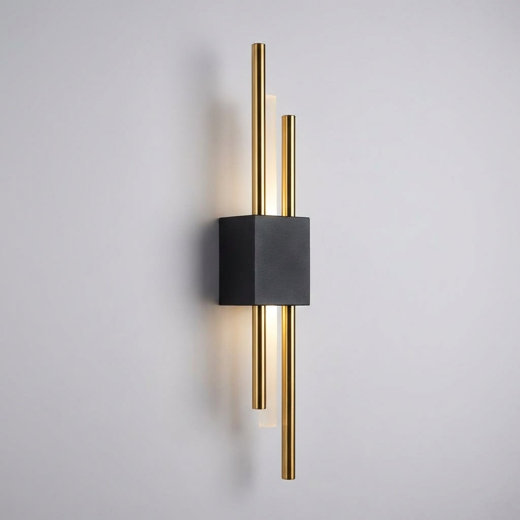 Skulpturale schlanke vertikale Wandleuchte aus Metall und Acryl mit Diffusor