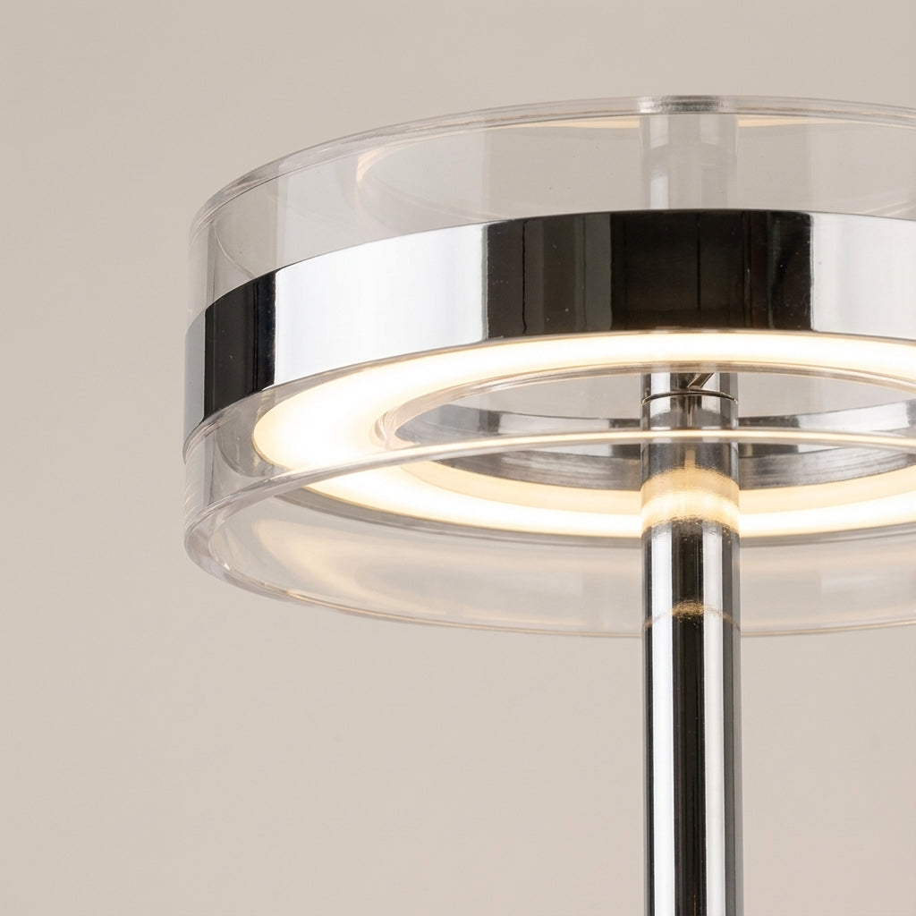 Elegante Tischlampe mit zylindrischem Klarsichtschirm und schlankem Stab