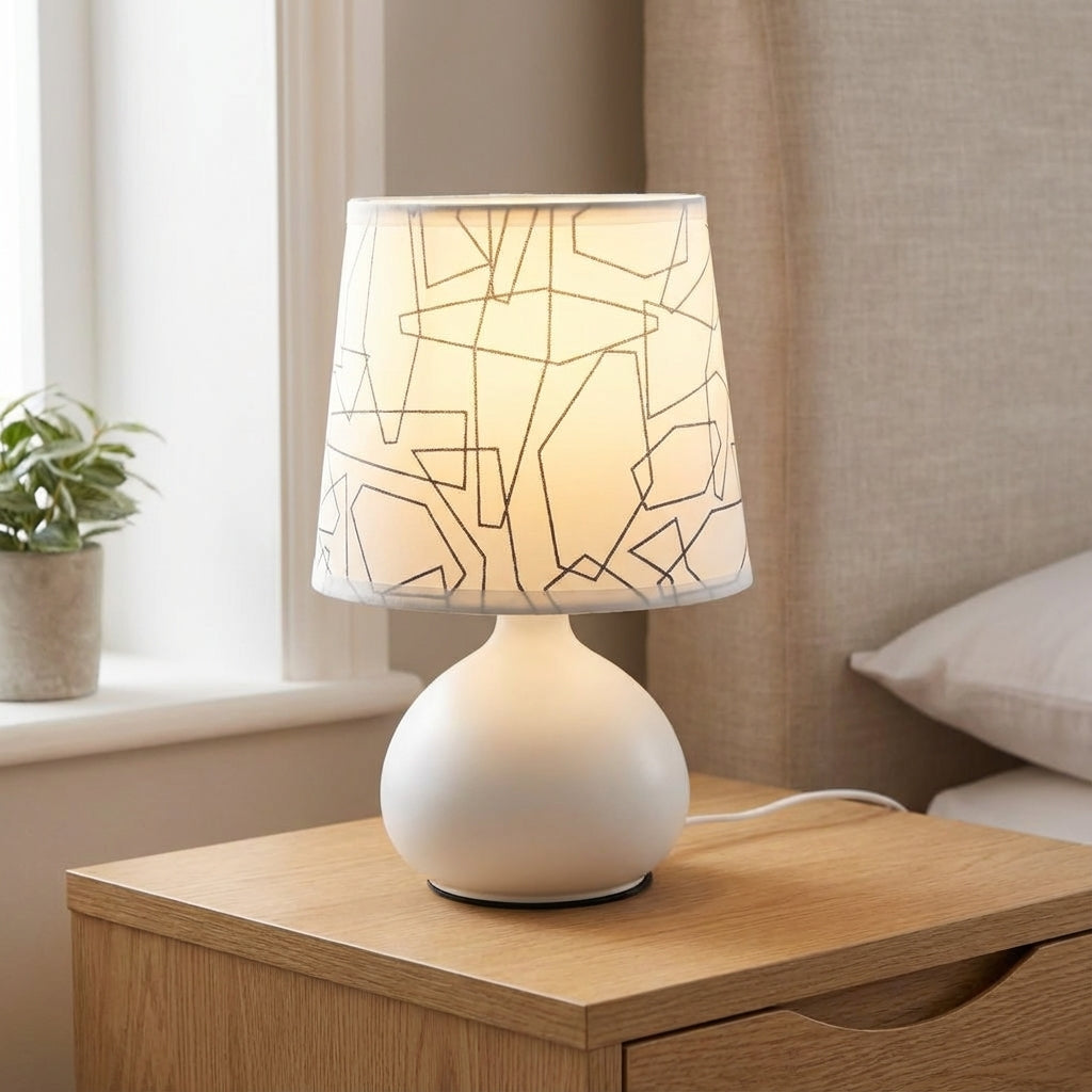 Kompakte USB-Tischlampe mit geometrisch geformtem Schirm und rundem Sockel