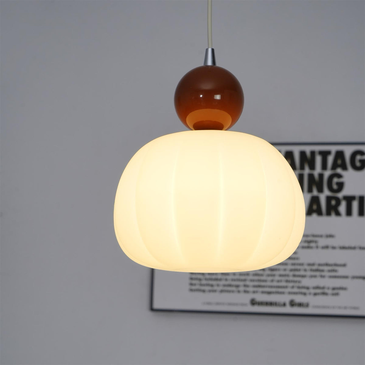 Hängeleuchte mit organischem rundem Acryldiffusor