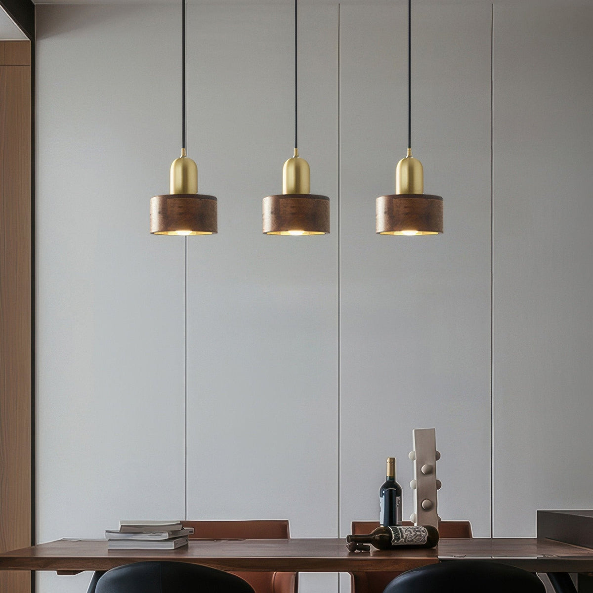 Japansk minimalistisk hængelampe i valnød og messing med cylindrisk form