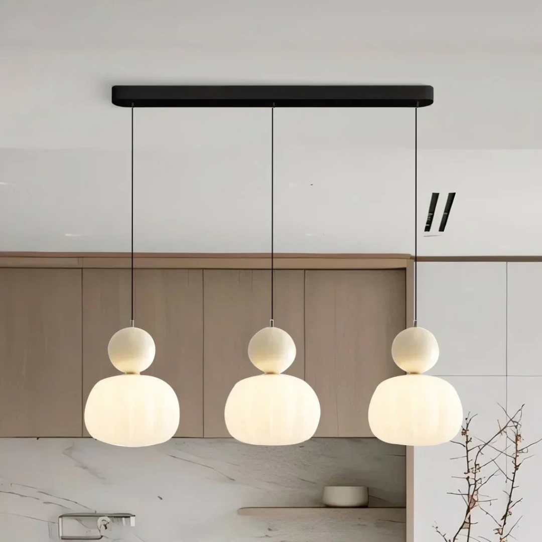 Skulpturale Bauhaus-Pendelleuchte mit polierter Kugel und geriffeltem Acrylschirm