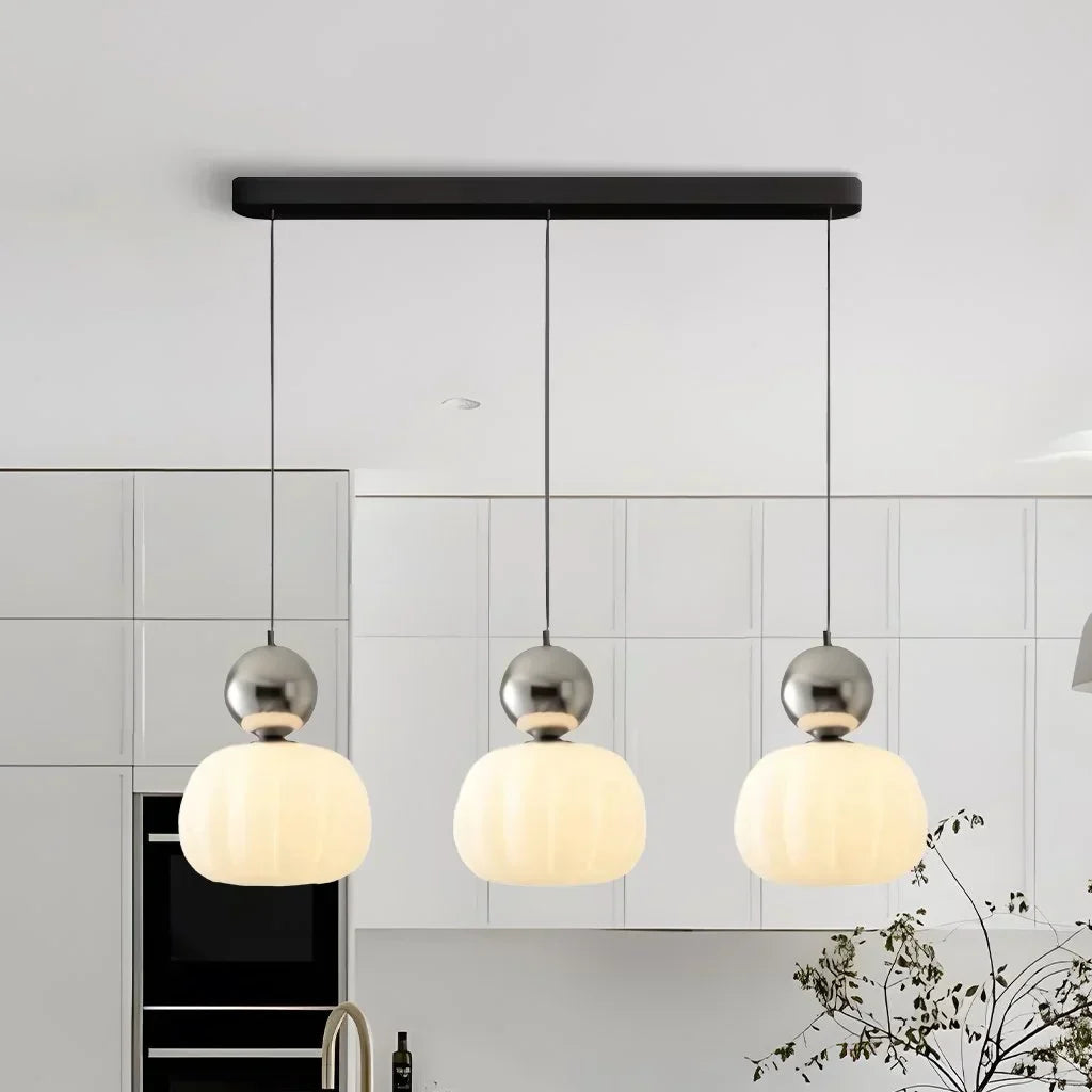 Skulpturale Bauhaus-Pendelleuchte mit polierter Kugel und geriffeltem Acrylschirm