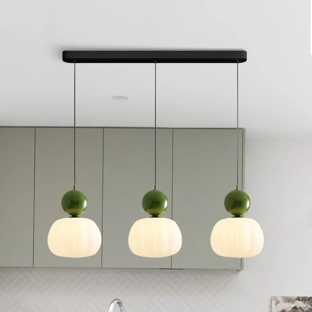 Skulpturale Bauhaus-Pendelleuchte mit polierter Kugel und geriffeltem Acrylschirm