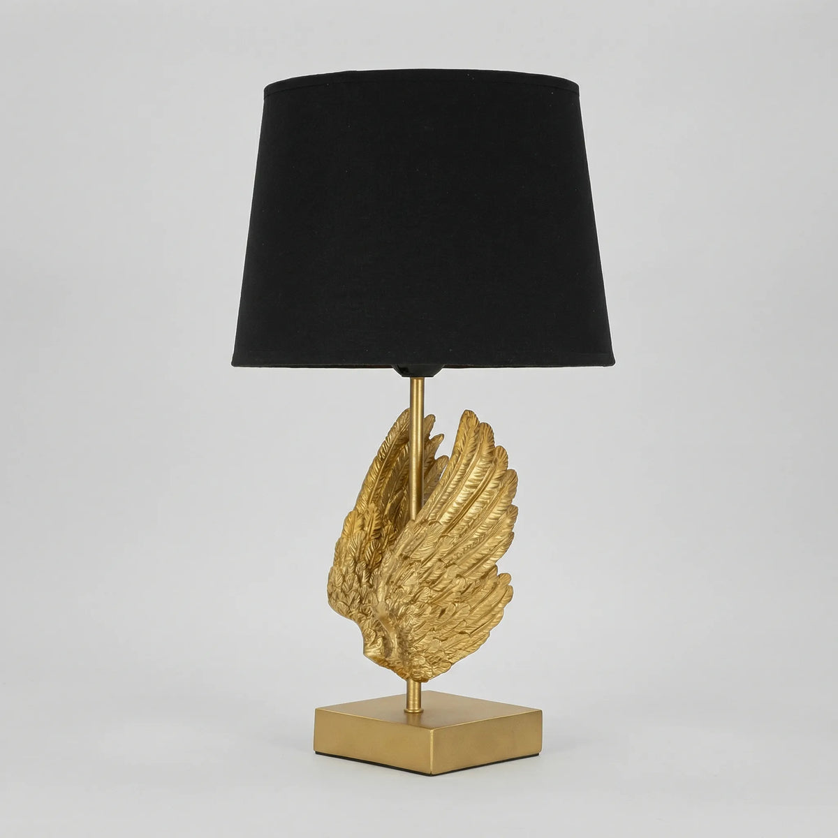Skulpturale Tischlampe aus Metall und Harz mit Flügelmotiv und Stoffschirm
