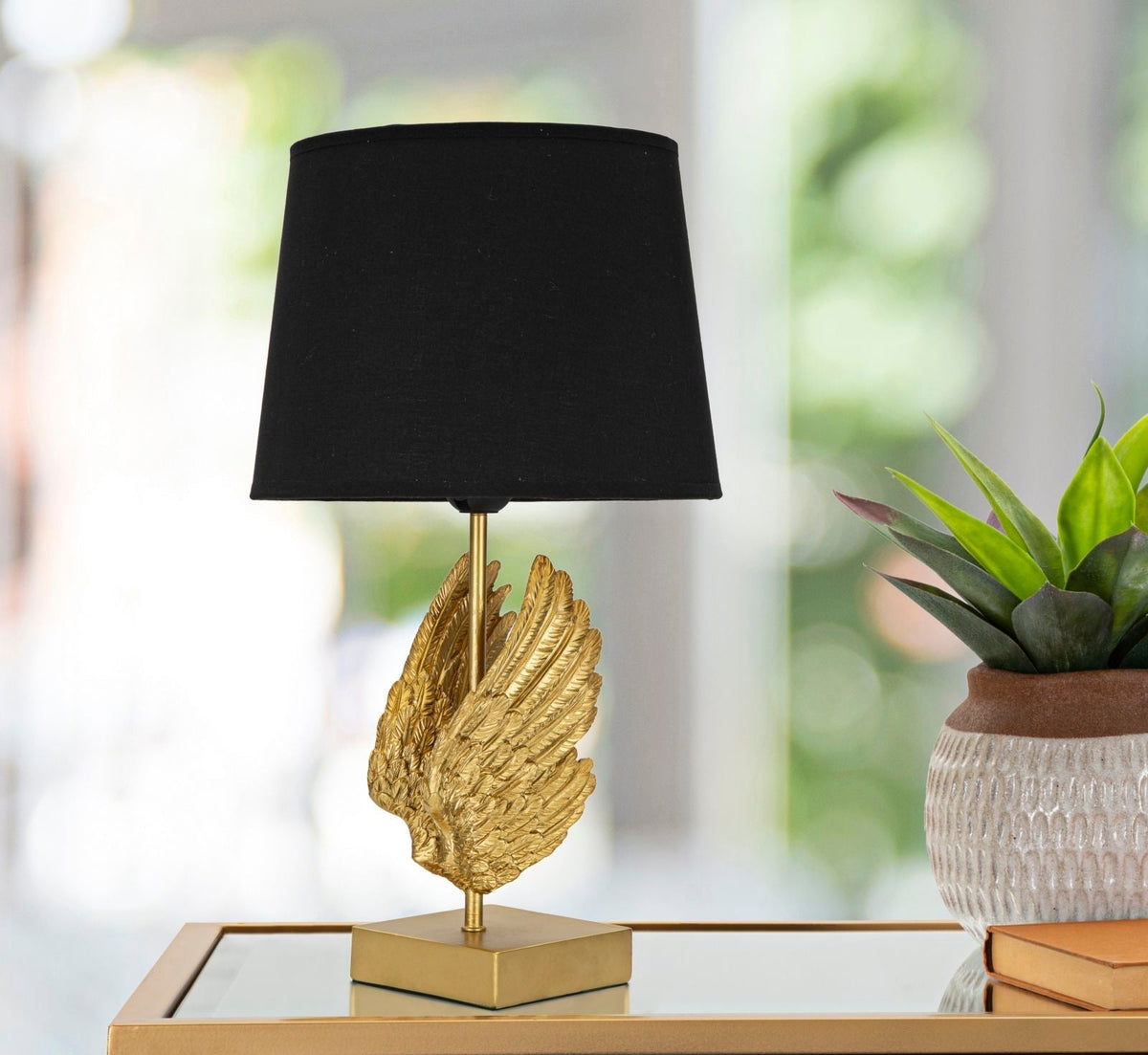 Skulpturale Tischlampe aus Metall und Harz mit Flügelmotiv und Stoffschirm