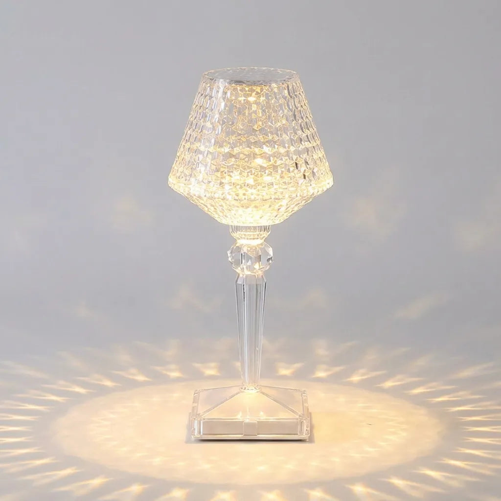 Dimmbare Acryltischlampe mit facettiertem, von Kristall inspiriertem Design und Akku