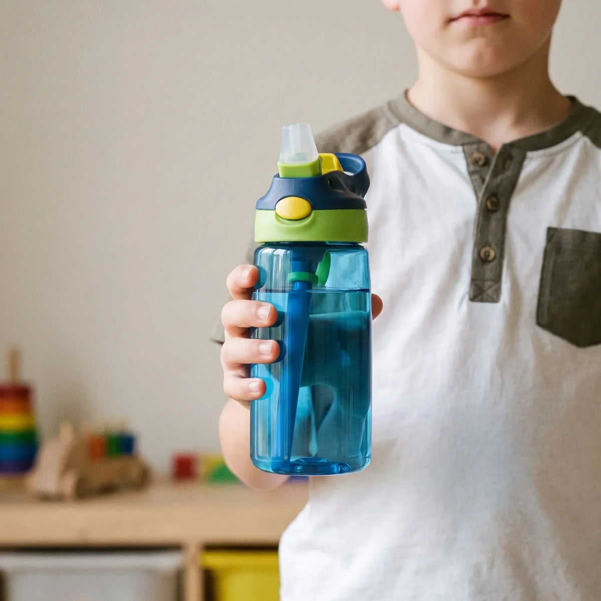 Kinder-Trinkflasche mit Druckknopf, Klappverschluss und Strohhalm