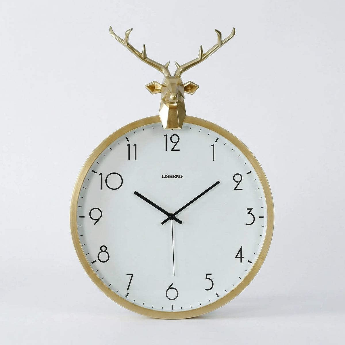 Skulpturale runde leise Wanduhr mit Hirschdekor und gleitendem Sekundenzeiger