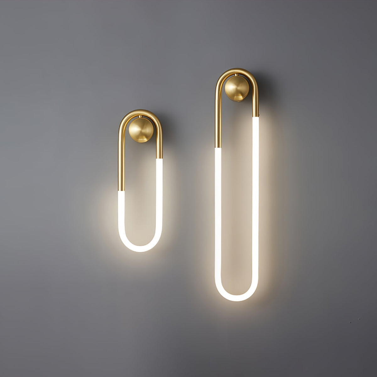 Minimalistische architektonische Wandleuchte mit geschwungenem Messingrahmen