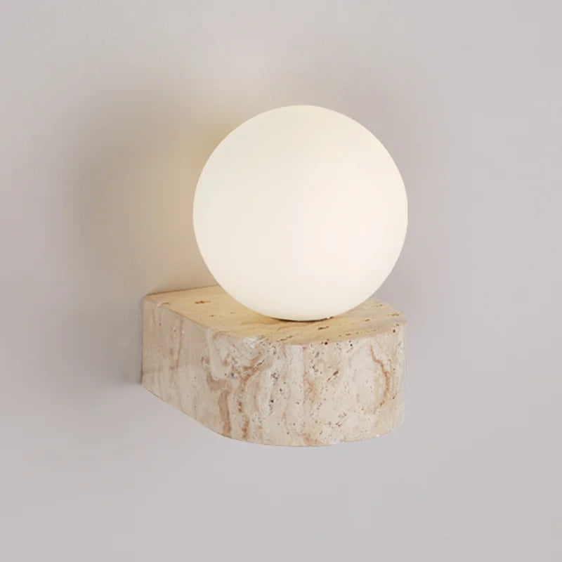 Skulpturale japanisch-minimalistische Wandleuchte aus Travertin und mattiertem Glas