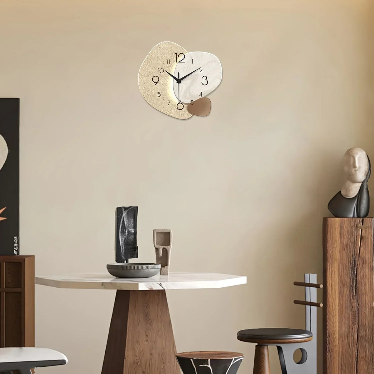 Moderne minimalistische geräuschlose Quarzwanduhr mit strukturierter Steinoptik