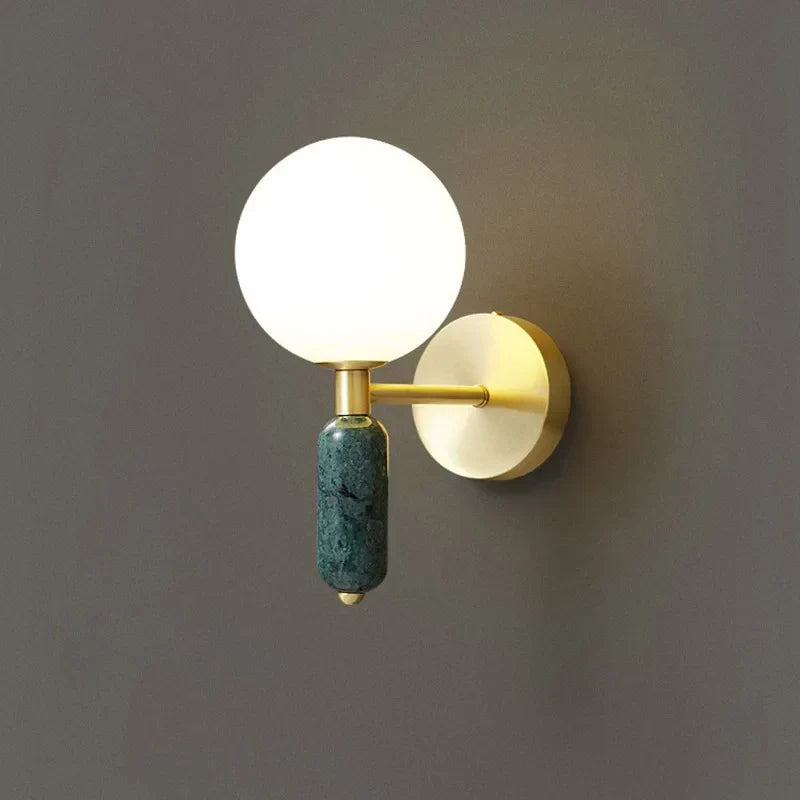 Skulpturale moderne Wandleuchte mit Marmorsockel und mattierter Glaskugel