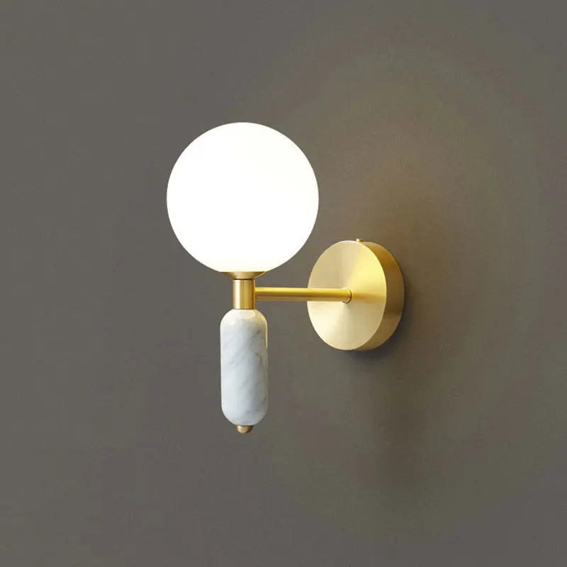 Skulpturale moderne Wandleuchte mit Marmorsockel und mattierter Glaskugel