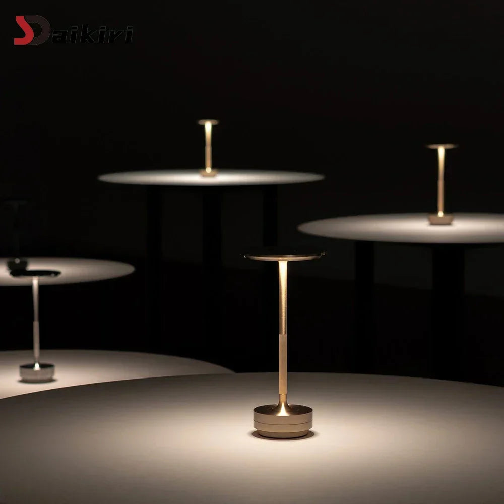 Minimalistisk trådløs, berøringsstyret og dæmpbar genopladelig bordlampe i aluminium
