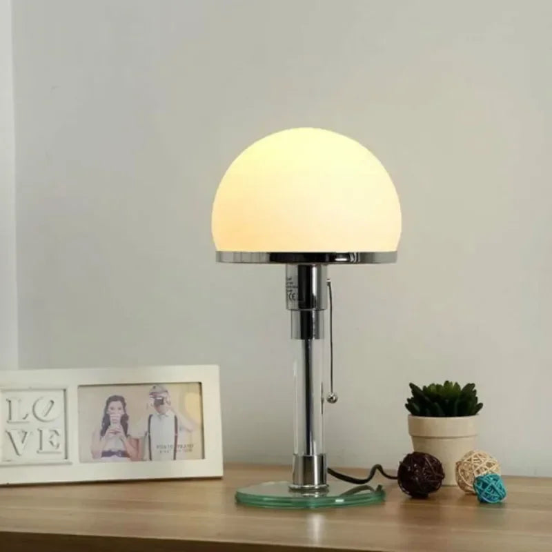 Bauhaus-Tischlampe mit satiniertem Glasdom und Chrom