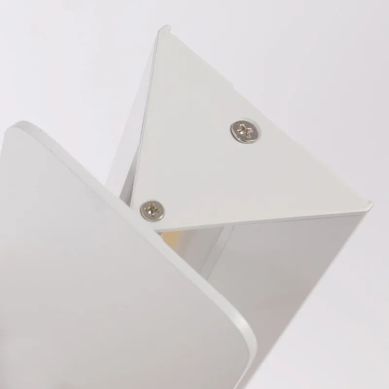 Minimalistische rechteckige Wandleuchte aus Aluminium mit schwenkbarem Arm