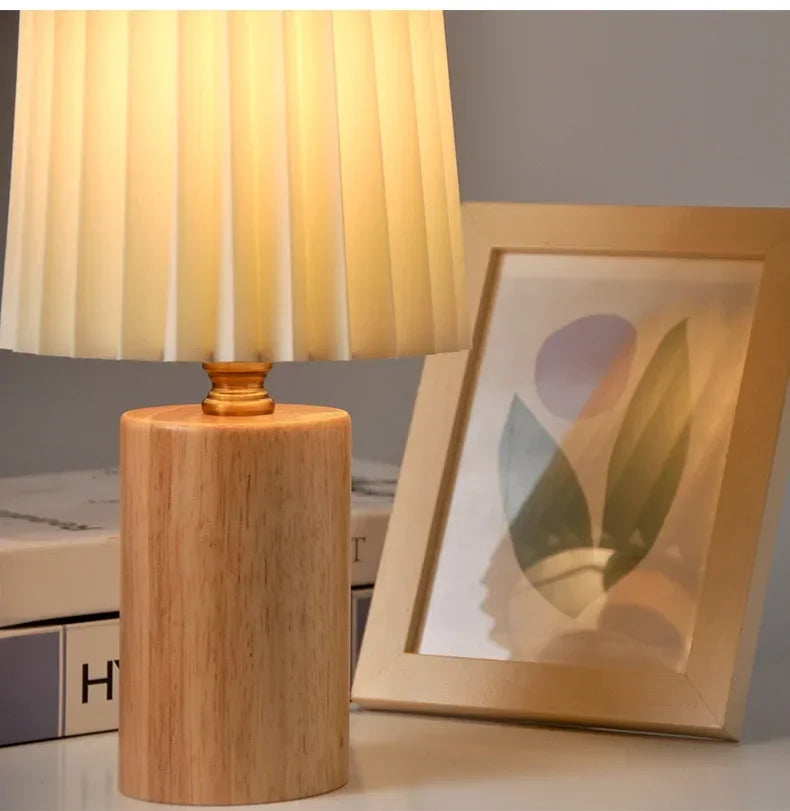 Bordlampe med plisseret stofskærm og massiv træbase