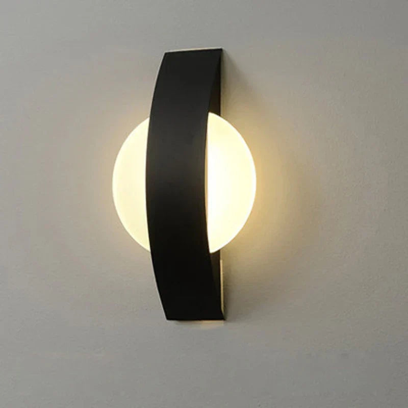 Minimalistische Wandleuchte aus Acryl und Eisen mit Kugel- und Paneeldesign