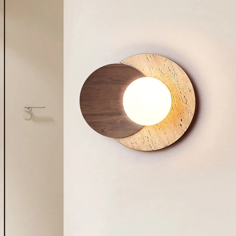 Organisch strukturierte Wandleuchte aus Stein und Holz im Wabi-Sabi-Stil