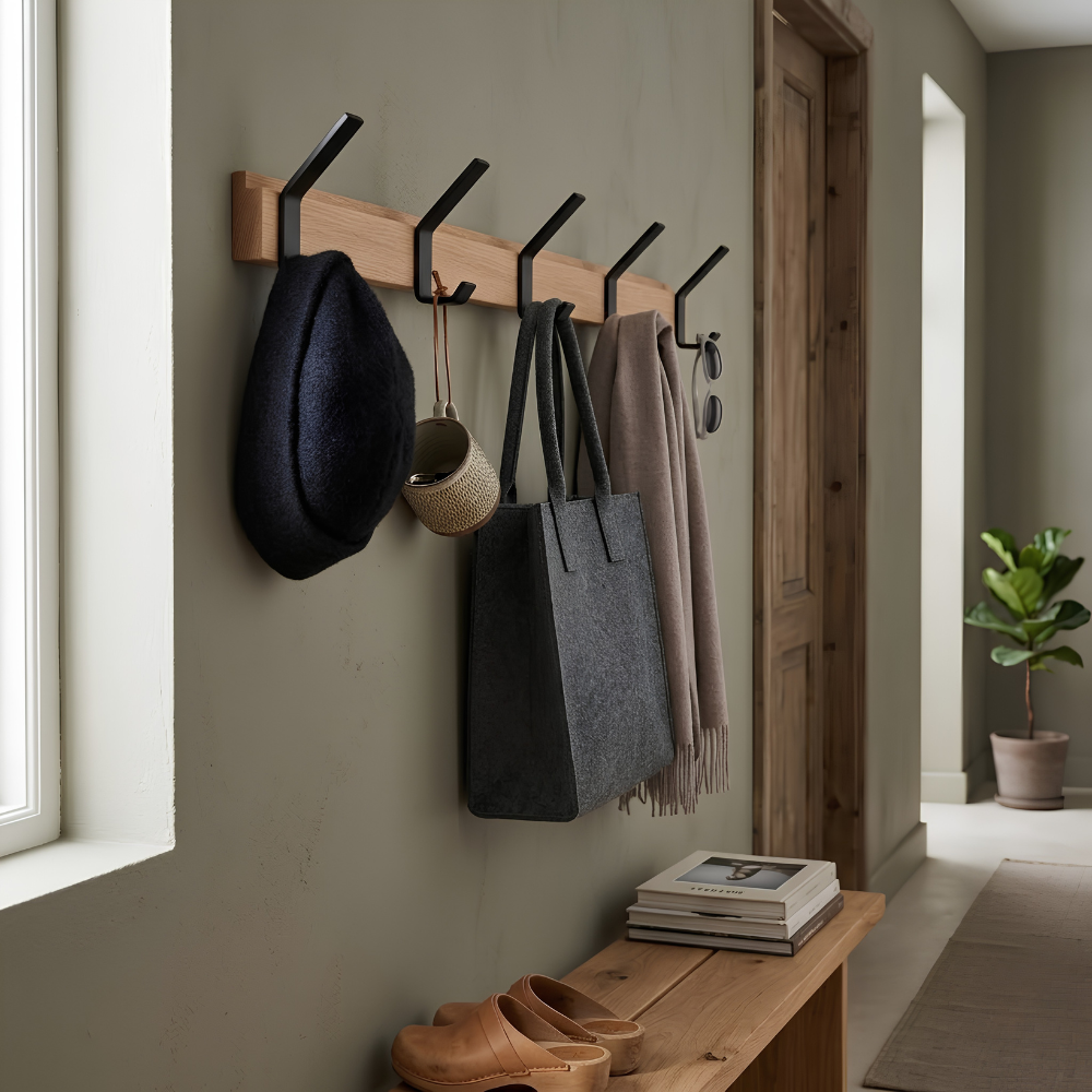 Minimalistische skandinavische Wandgarderobe aus Holz mit verstellbaren Haken