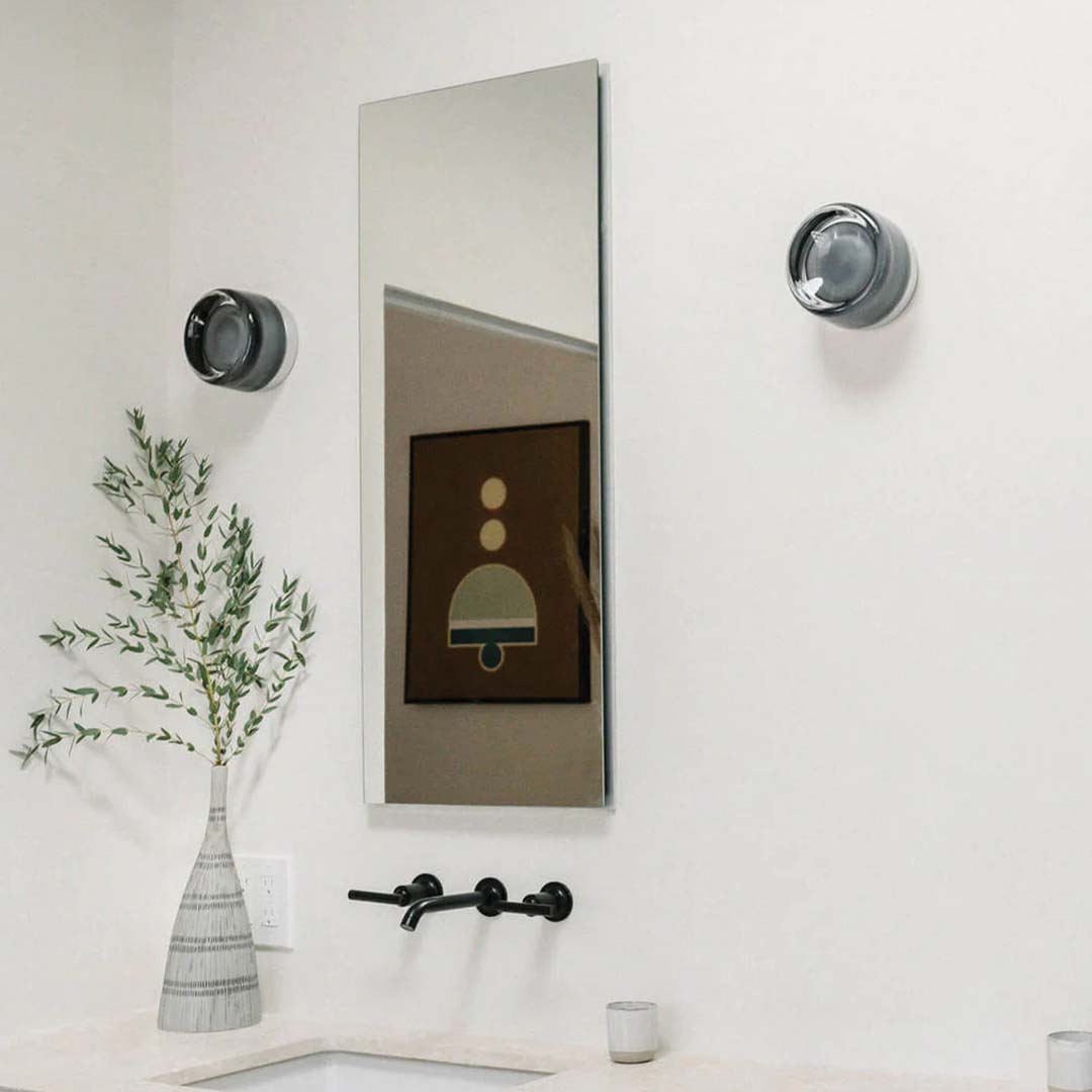 Moderne Wandleuchte aus Metall und Glas mit einstellbarem Lichtton